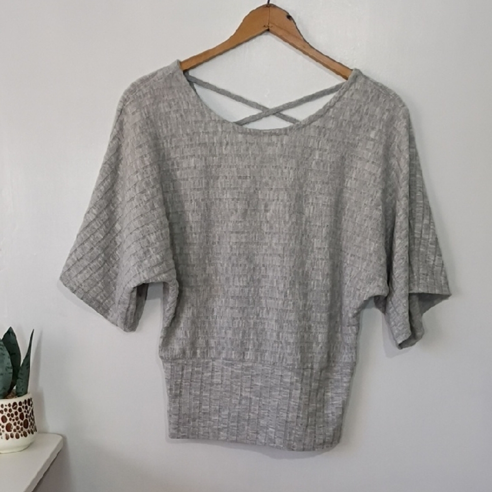 Almost Famous Short Sleeve Knit Top – Cut Out Back Women’s Small Baggy Fit